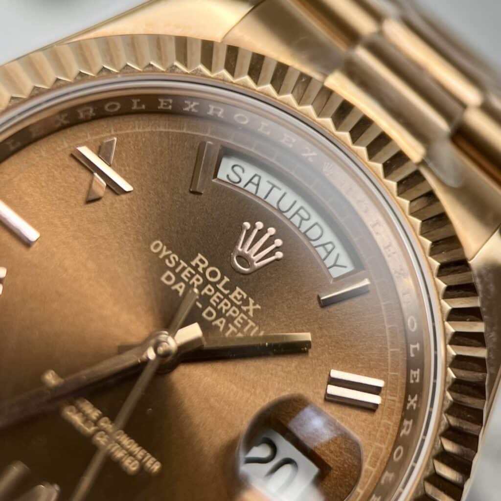 ĐỒNG HỒ ROLEX DAY-DATE MẶT CHOCOLATE CỌC SỐ LA MÃ FAKE 1:1 EW FACTORY