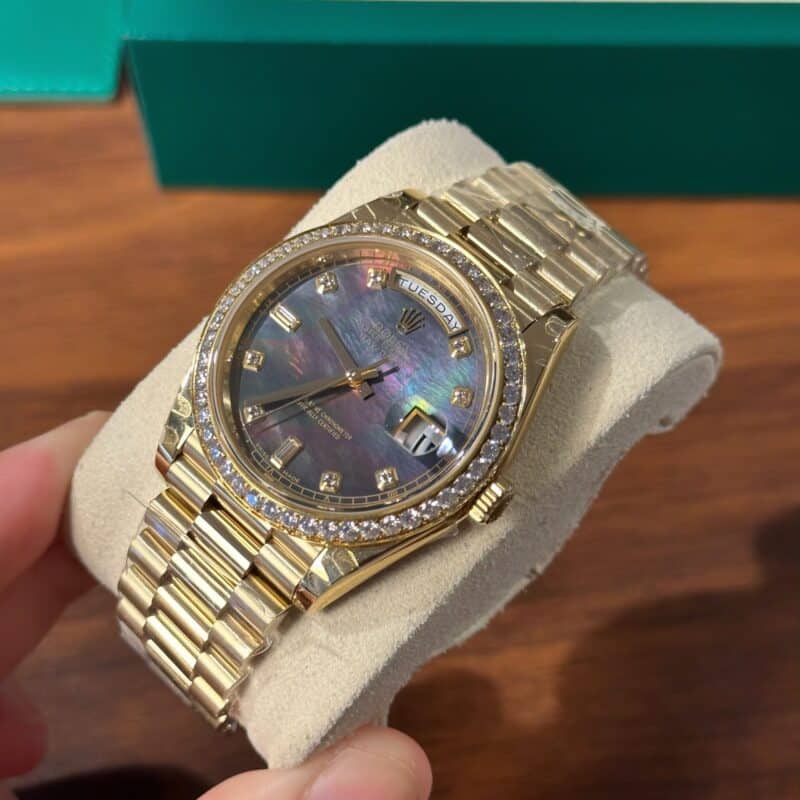 ĐỒNG HỒ ROLEX DAY-DATE MẶT XÀ CỪ TÍM NIỀNG ĐÁ FAKE 1:1 TOP QUALITY