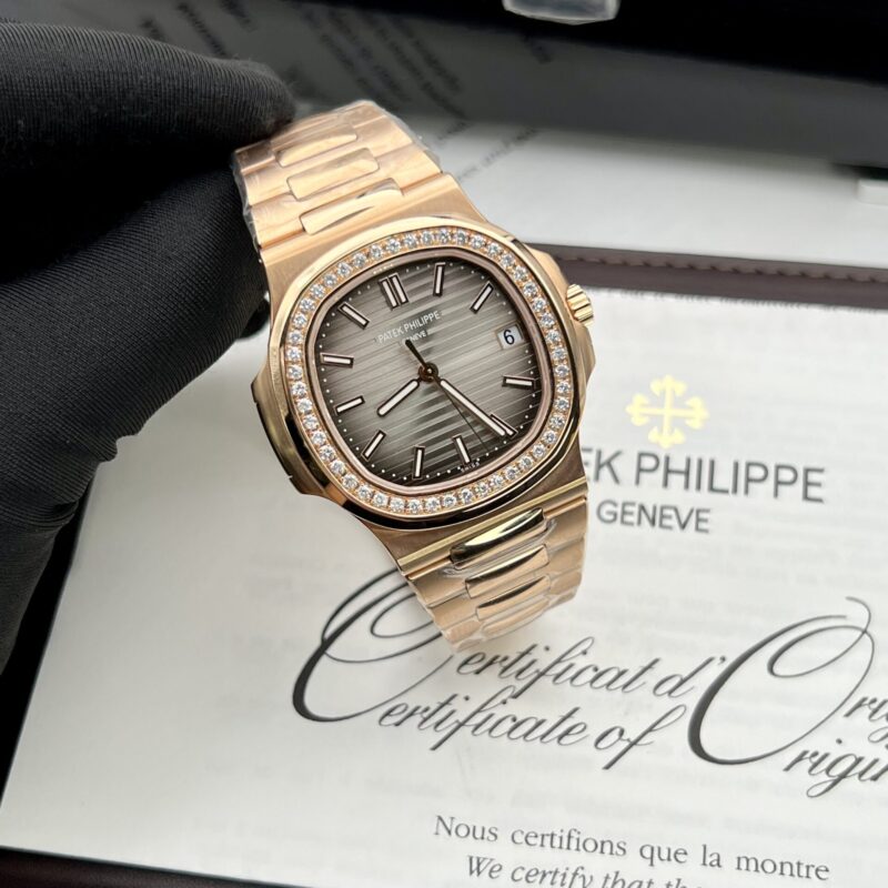 ĐỒNG HỒ PATEK PHILIPPE NAUTILUS 5711 BỌC VÀNG 18K NIỀNG KIM CƯƠNG THIÊN NHIÊN