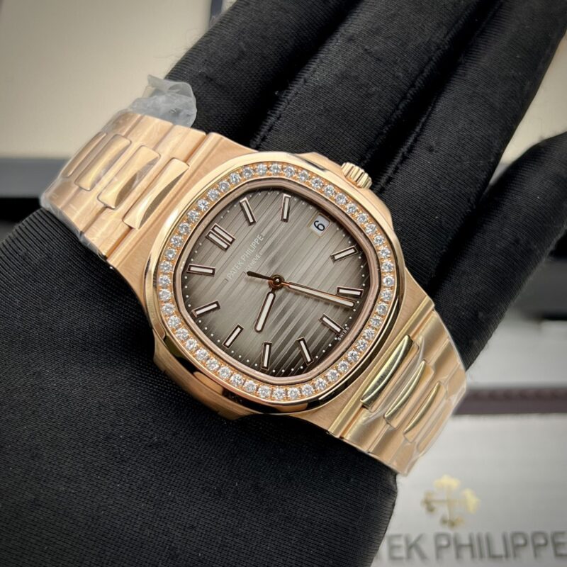 ĐỒNG HỒ PATEK PHILIPPE NAUTILUS 5711 BỌC VÀNG 18K NIỀNG KIM CƯƠNG THIÊN NHIÊN