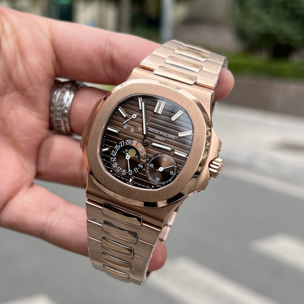 PATEK PHILIPPE NAUTILUS 5712/1R-001 MẶT SỐ NÂU REPLICA 1:1