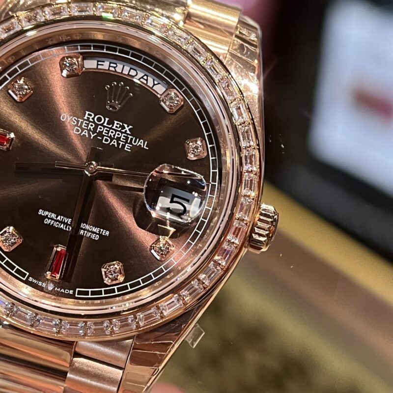 ĐỒNG HỒ ROLEX DAY-DATE CỌC SỐ ĐÁ RUBY ĐỎ NIỀNG ĐÁ BAGUETTE REP 1:1 EW