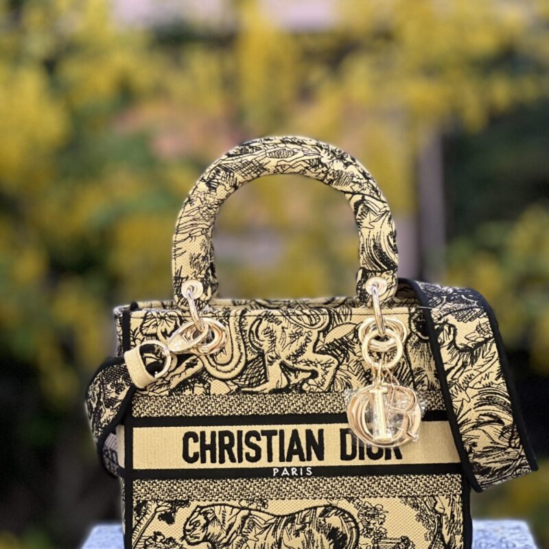 TÚI LADY DIOR NGUYÊN BẢN MEDIUM SIZE D-LITE BAG BROWN TOILE DE JOUY EMBROIDERY