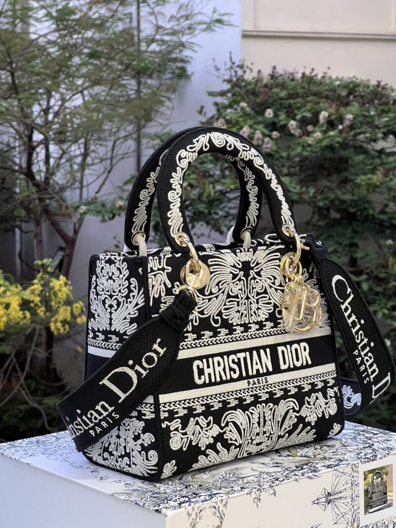 TÚI LADY DIOR MEDIUM SIZE D-LITE BAG BLACK AND WHITE ORNAMENTAL CORNELY-EFFECT