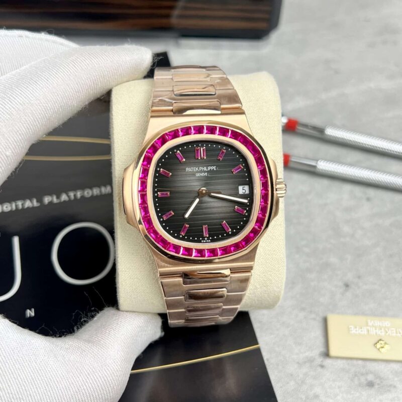 ĐỒNG HỒ PATEK PHILIPPE NAUTILUS 5723/112R VIỀN ĐÁ RUBY REPLICA PPF 40MM